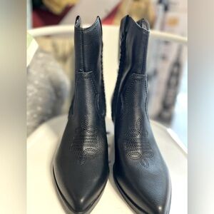 DV Dolce Vita
Pointed Toe Ankle Boots Accentuate your looks with the stylish